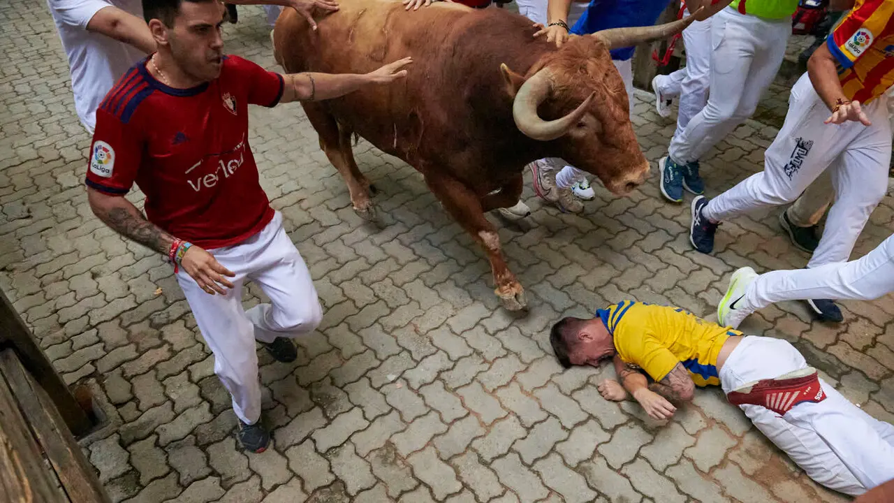 Sexto encierro de San Ferm&iacute;n con toros de La Palmosilla en la bajada al callej&oacute;n. IRANZU LARRASOA&Ntilde;A