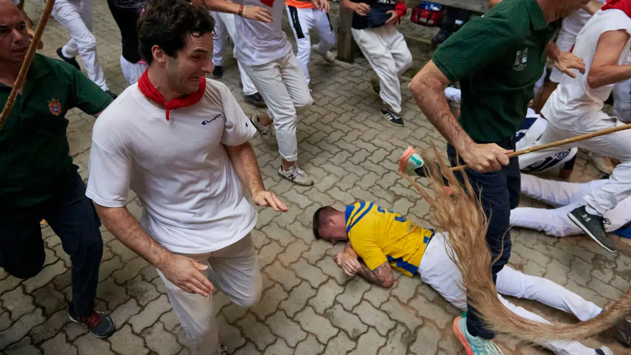 Sexto encierro de San Ferm&iacute;n con toros de La Palmosilla en la bajada al callej&oacute;n. IRANZU LARRASOA&Ntilde;A