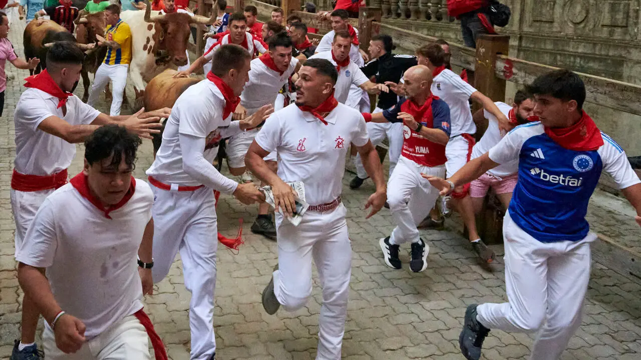 Sexto encierro de San Ferm&iacute;n con toros de La Palmosilla en la bajada al callej&oacute;n. IRANZU LARRASOA&Ntilde;A