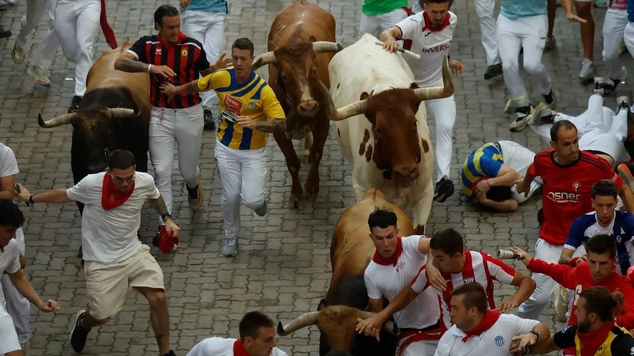 Mozo arrollado en la bajada al callej&oacute;n en el sexto encierro de San Ferm&iacute;n con toros de La Palmosilla. EFE / JES&Uacute;S DIGES