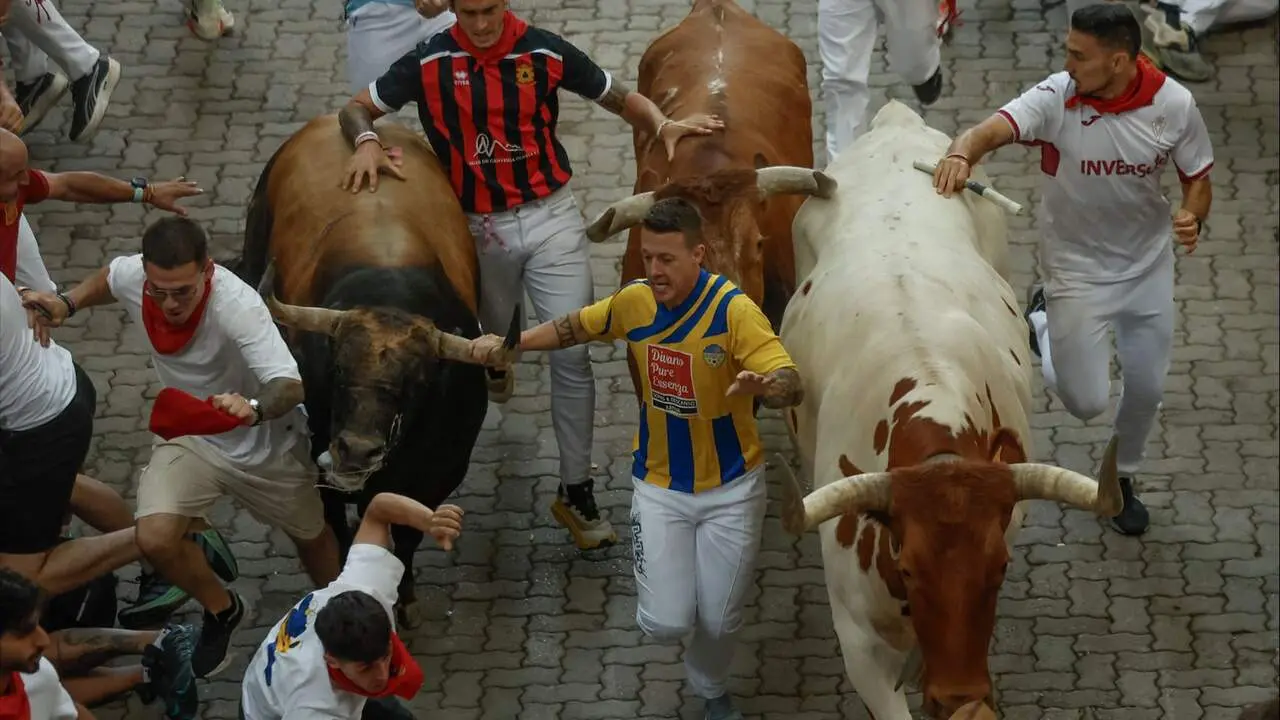 Mozo arrollado en la bajada al callej&oacute;n en el sexto encierro de San Ferm&iacute;n con toros de La Palmosilla. EFE / JES&Uacute;S DIGES