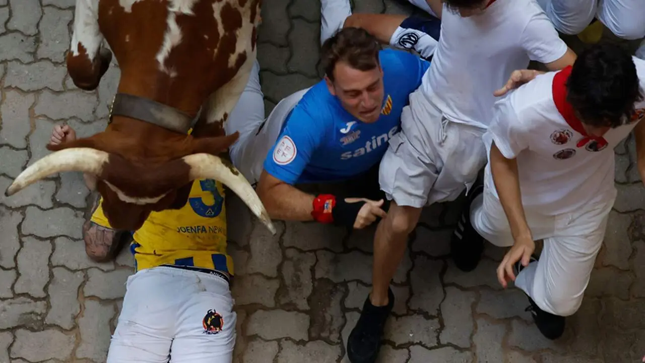 Mozo arrollado en la bajada al callej&oacute;n en el sexto encierro de San Ferm&iacute;n con toros de La Palmosilla. EFE / JES&Uacute;S DIGES