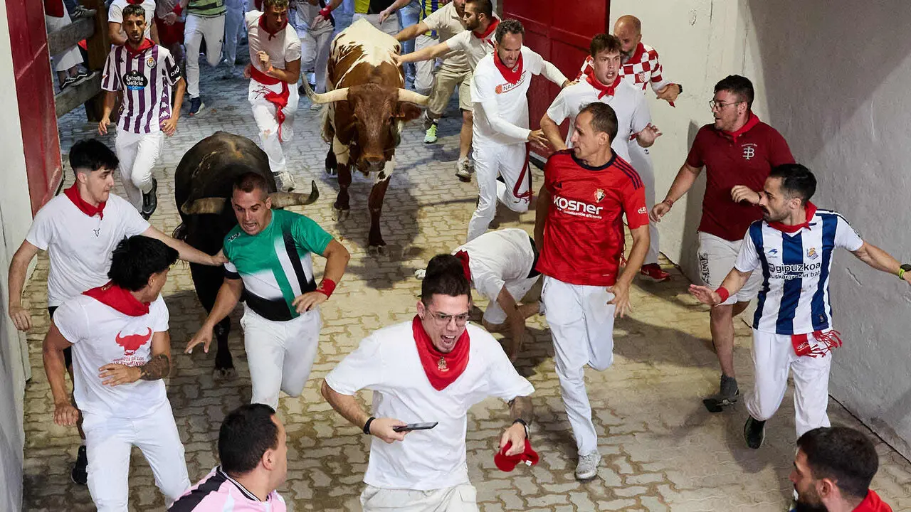 Sexto encierro de San Ferm&iacute;n 2026 con toros de la ganader&iacute;a de La Palmosilla en el tramo del callej&oacute;n y entrada a la plaza. I&Ntilde;IGO ALZUGARAY