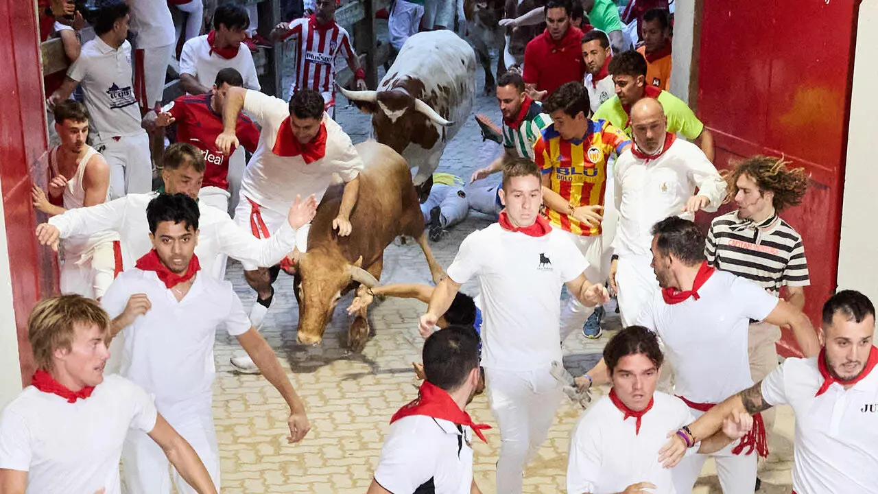 Sexto encierro de San Ferm&iacute;n 2026 con toros de la ganader&iacute;a de La Palmosilla en el tramo del callej&oacute;n y entrada a la plaza. I&Ntilde;IGO ALZUGARAY