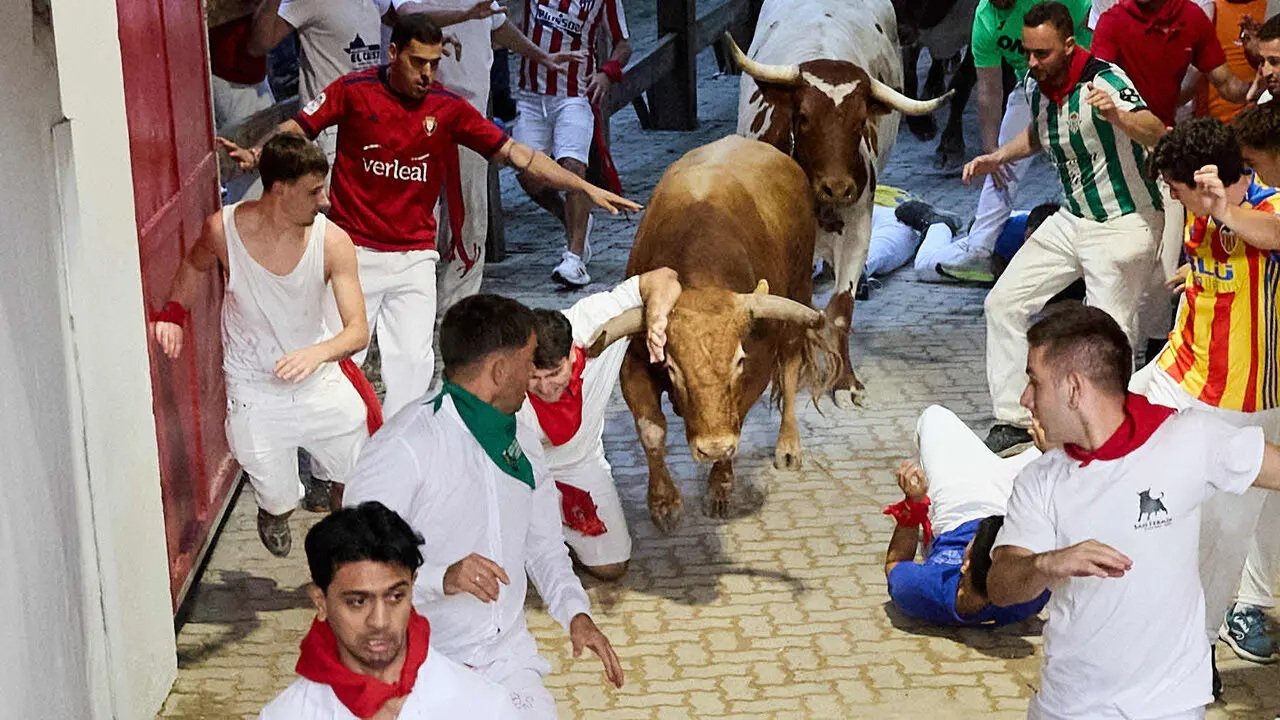 Sexto encierro de San Ferm&iacute;n 2026 con toros de la ganader&iacute;a de La Palmosilla en el tramo del callej&oacute;n y entrada a la plaza. I&Ntilde;IGO ALZUGARAY