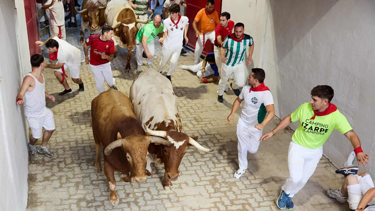 Sexto encierro de San Ferm&iacute;n 2026 con toros de la ganader&iacute;a de La Palmosilla en el tramo del callej&oacute;n y entrada a la plaza. I&Ntilde;IGO ALZUGARAY