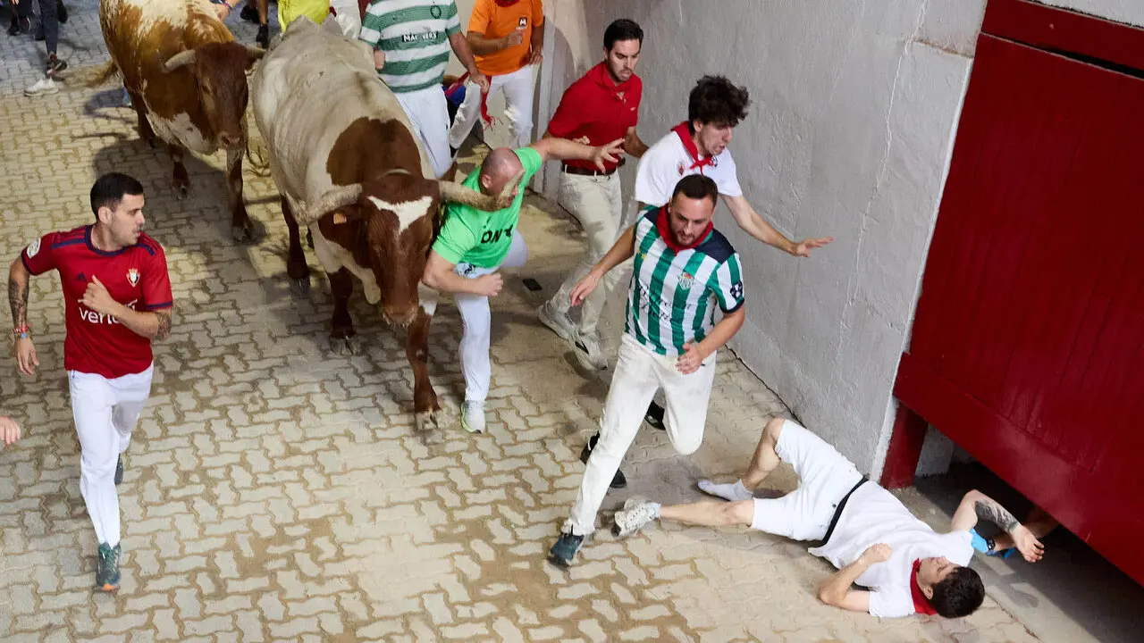 Sexto encierro de San Ferm&iacute;n 2026 con toros de la ganader&iacute;a de La Palmosilla en el tramo del callej&oacute;n y entrada a la plaza. I&Ntilde;IGO ALZUGARAY
