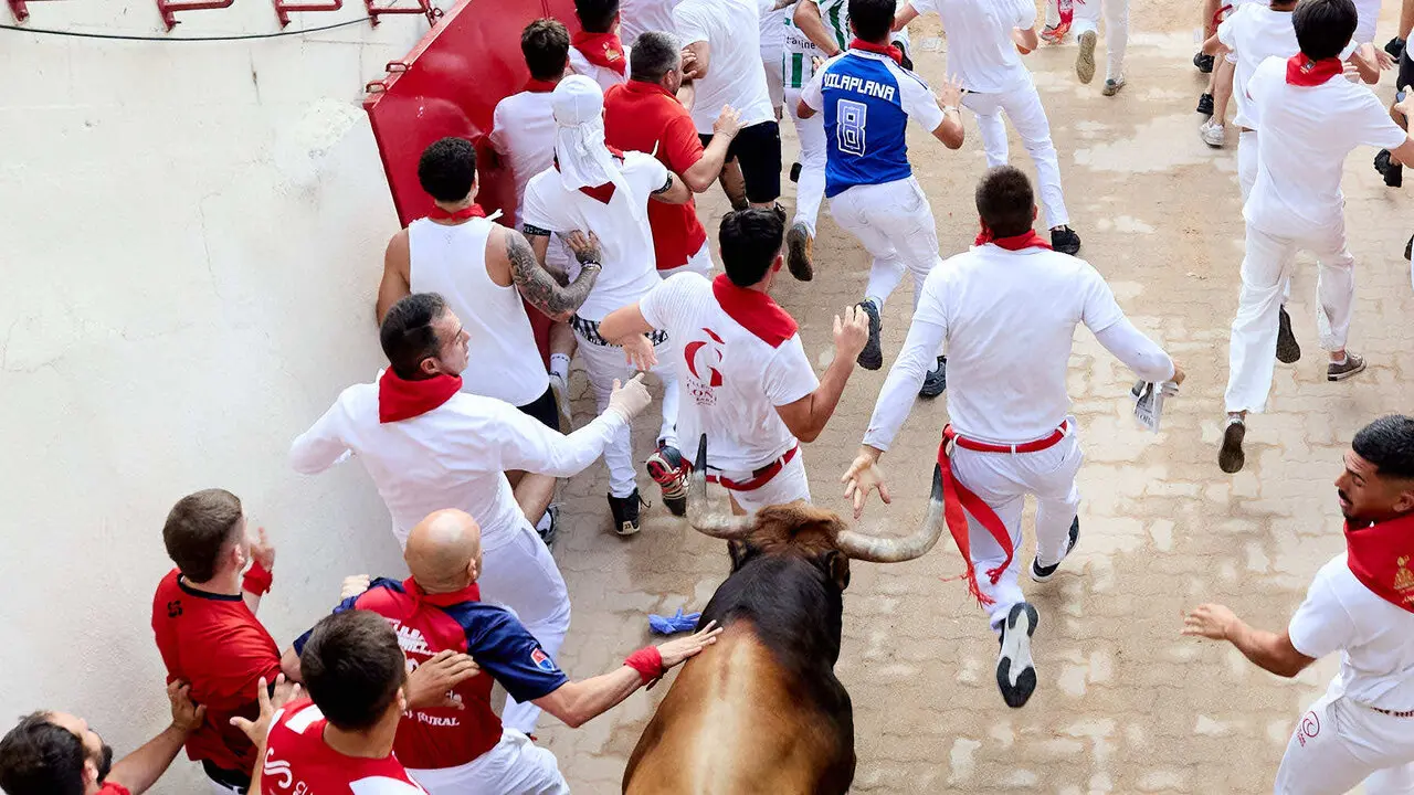 Sexto encierro de San Ferm&iacute;n 2026 con toros de la ganader&iacute;a de La Palmosilla en el tramo del callej&oacute;n y entrada a la plaza. I&Ntilde;IGO ALZUGARAY