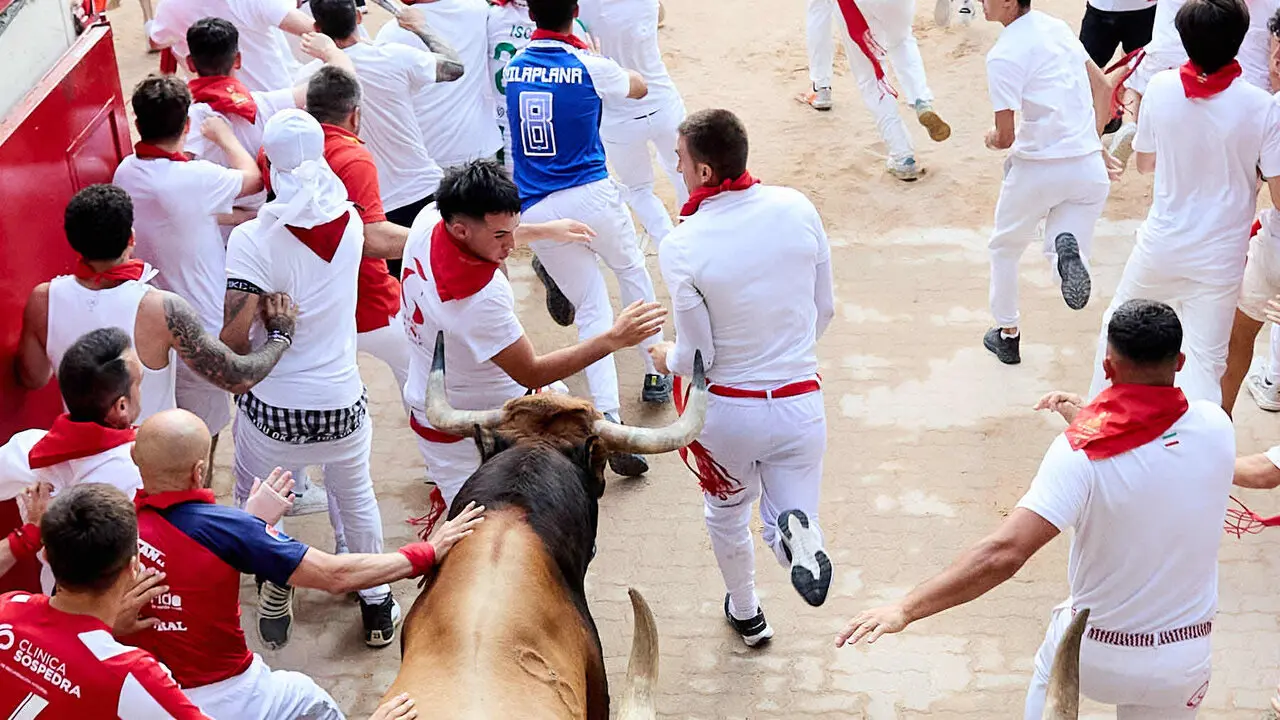 Sexto encierro de San Ferm&iacute;n 2026 con toros de la ganader&iacute;a de La Palmosilla en el tramo del callej&oacute;n y entrada a la plaza. I&Ntilde;IGO ALZUGARAY