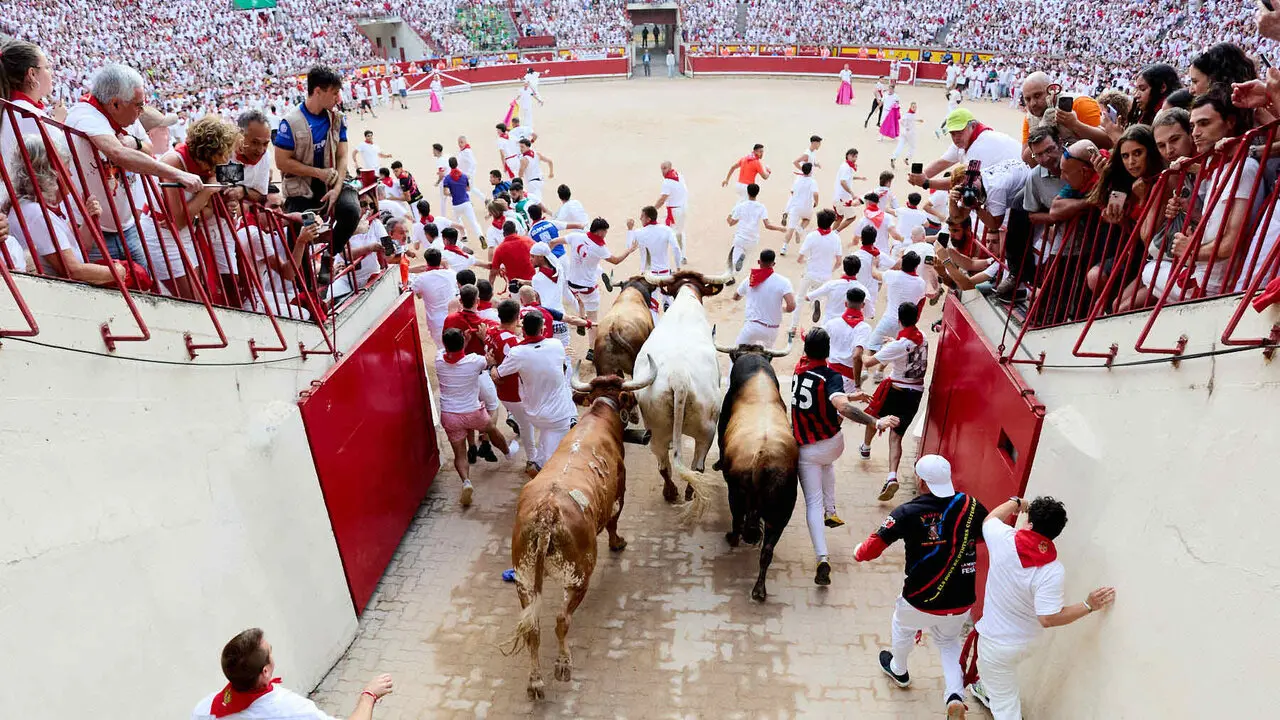 Sexto encierro de San Ferm&iacute;n 2026 con toros de la ganader&iacute;a de La Palmosilla en el tramo del callej&oacute;n y entrada a la plaza. I&Ntilde;IGO ALZUGARAY