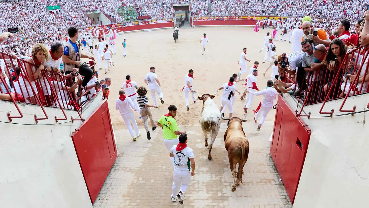 Sexto encierro de San Ferm&iacute;n 2026 con toros de la ganader&iacute;a de La Palmosilla en el tramo del callej&oacute;n y entrada a la plaza. I&Ntilde;IGO ALZUGARAY