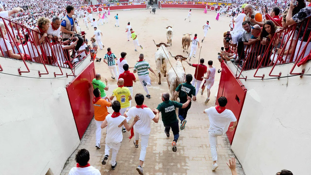 Sexto encierro de San Ferm&iacute;n 2026 con toros de la ganader&iacute;a de La Palmosilla en el tramo del callej&oacute;n y entrada a la plaza. I&Ntilde;IGO ALZUGARAY