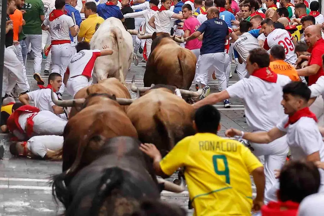 PAMPLONA, 12/07/2026.- Los toros de la ganader&iacute;a gaditana de La Palmosilla en el primer tramo de la calle de la Estafeta durante el sexto encierro de los Sanfermines 2026, este domingo en Pamplona. EFE/Villar L&oacute;pez