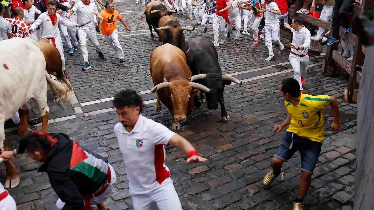 PAMPLONA, 12/07/2026.- Los toros de la ganader&iacute;a gaditana de La Palmosilla entran en la curva de Mercaderes durante el sexto encierro de los Sanfermines 2026, este domingo en Pamplona. EFE/Villar L&oacute;pez