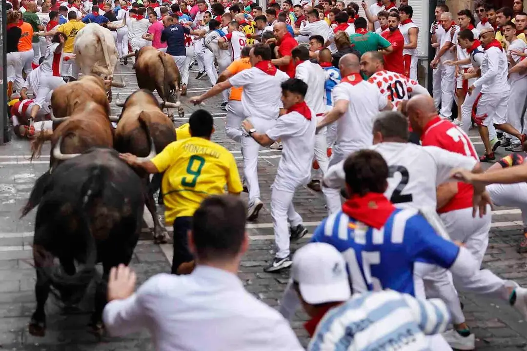 PAMPLONA, 12/07/2026.- Los toros de la ganader&iacute;a gaditana de La Palmosilla en el primer tramo de la calle de la Estafeta durante el sexto encierro de los Sanfermines 2026, este domingo en Pamplona. EFE/Villar L&oacute;pez