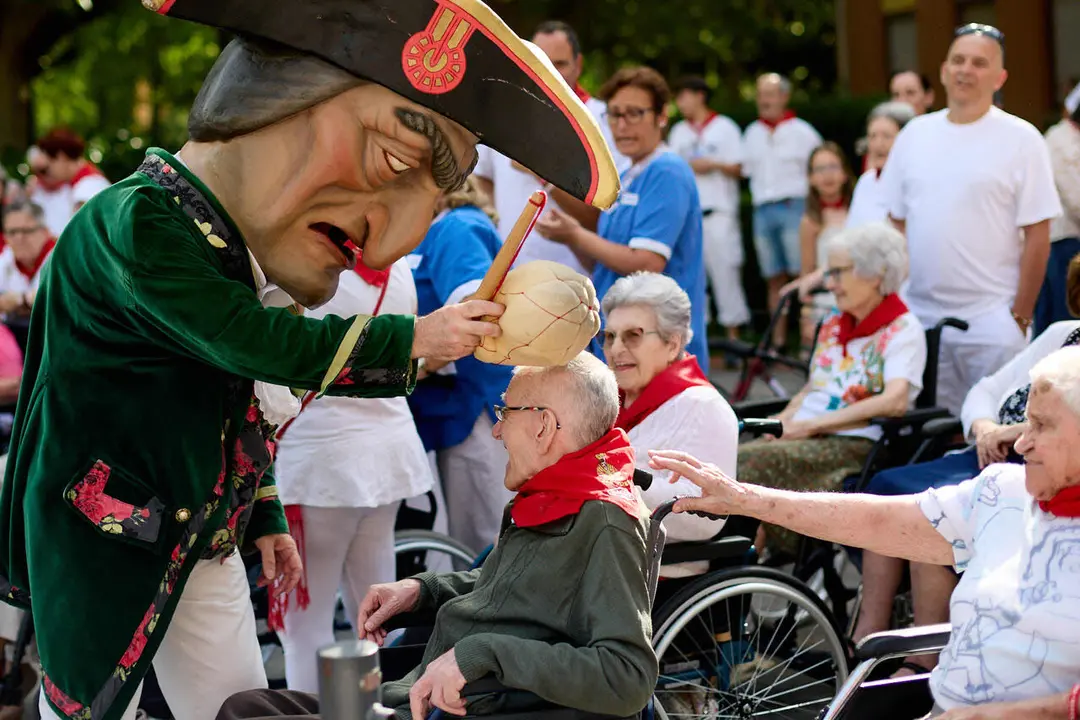 La Comparsa de Gigantes y Cabezudos visitan a los y las residentes de la Casa de la Misericordia de Pamplona durante las fiestas de San Ferm&iacute;n 2026. I&Ntilde;IGO ALZUGARAY