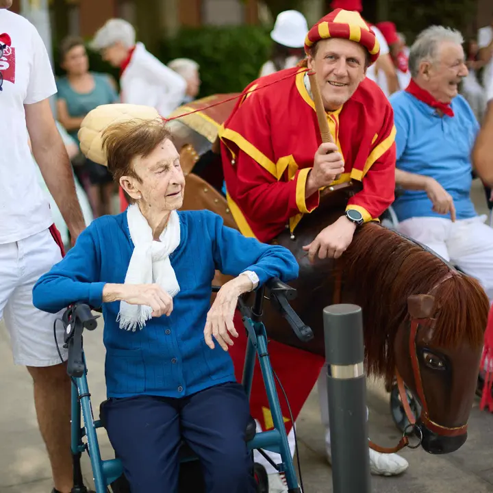 La Comparsa de Gigantes y Cabezudos visitan a los y las residentes de la Casa de la Misericordia de Pamplona durante las fiestas de San Ferm&iacute;n 2026. I&Ntilde;IGO ALZUGARAY