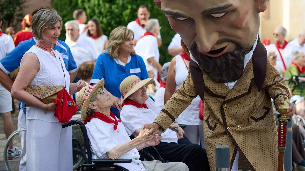 La Comparsa de Gigantes y Cabezudos visitan a los y las residentes de la Casa de la Misericordia de Pamplona durante las fiestas de San Ferm&iacute;n 2026. I&Ntilde;IGO ALZUGARAY
