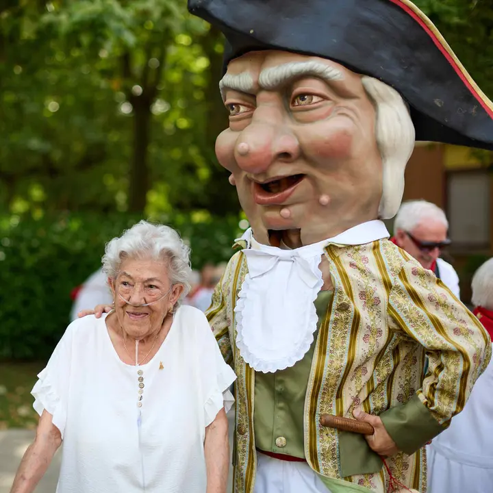La Comparsa de Gigantes y Cabezudos visitan a los y las residentes de la Casa de la Misericordia de Pamplona durante las fiestas de San Ferm&iacute;n 2026. I&Ntilde;IGO ALZUGARAY