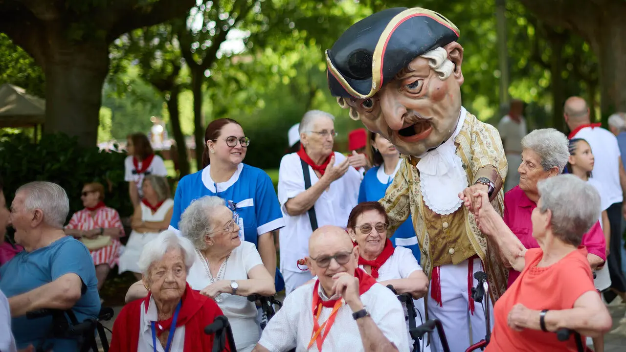 La Comparsa de Gigantes y Cabezudos visitan a los y las residentes de la Casa de la Misericordia de Pamplona durante las fiestas de San Ferm&iacute;n 2026. I&Ntilde;IGO ALZUGARAY