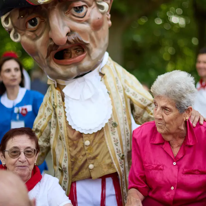 La Comparsa de Gigantes y Cabezudos visitan a los y las residentes de la Casa de la Misericordia de Pamplona durante las fiestas de San Ferm&iacute;n 2026. I&Ntilde;IGO ALZUGARAY