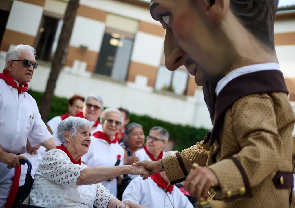 La Comparsa de Gigantes y Cabezudos visitan a los y las residentes de la Casa de la Misericordia de Pamplona durante las fiestas de San Ferm&iacute;n 2026. I&Ntilde;IGO ALZUGARAY