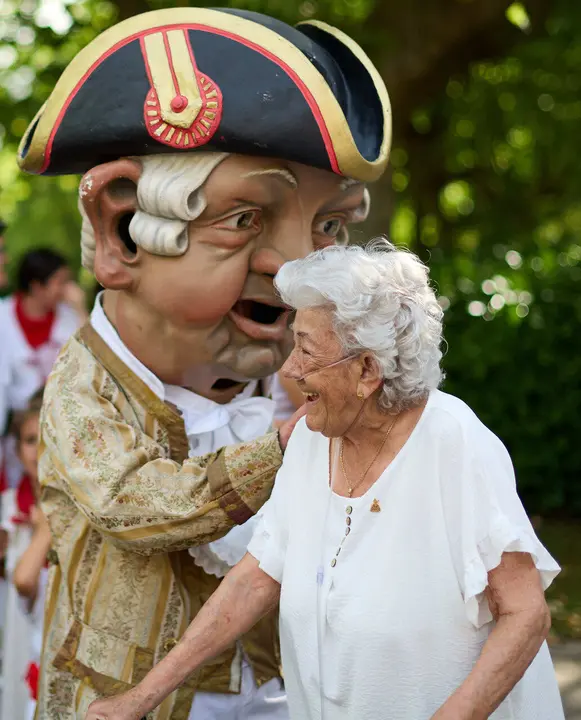 La Comparsa de Gigantes y Cabezudos visitan a los y las residentes de la Casa de la Misericordia de Pamplona durante las fiestas de San Ferm&iacute;n 2026. I&Ntilde;IGO ALZUGARAY