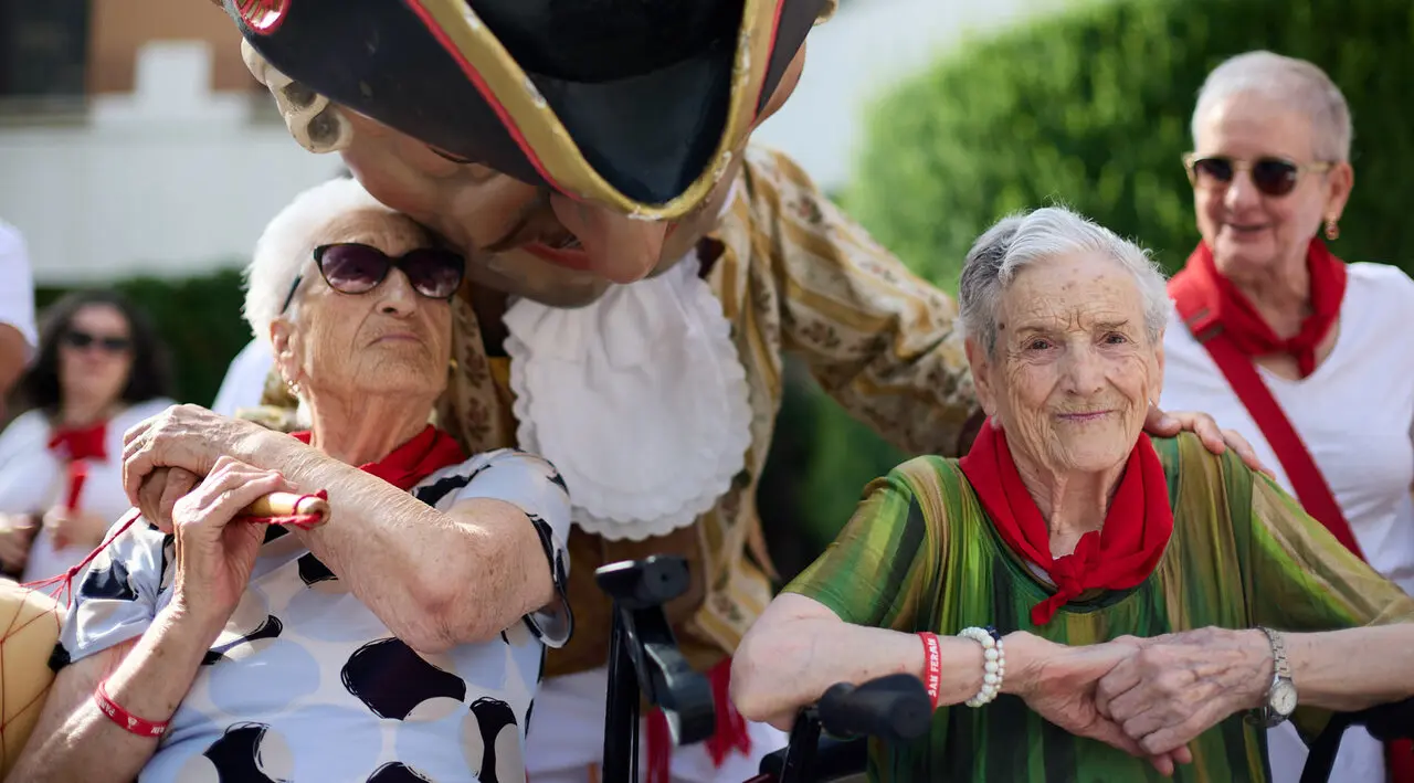 La Comparsa de Gigantes y Cabezudos visitan a los y las residentes de la Casa de la Misericordia de Pamplona durante las fiestas de San Ferm&iacute;n 2026. I&Ntilde;IGO ALZUGARAY