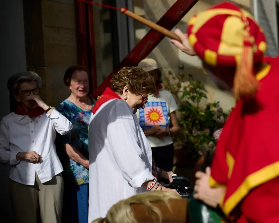 La Comparsa de Gigantes y Cabezudos visitan a los y las residentes de la Casa de la Misericordia de Pamplona durante las fiestas de San Ferm&iacute;n 2026. I&Ntilde;IGO ALZUGARAY