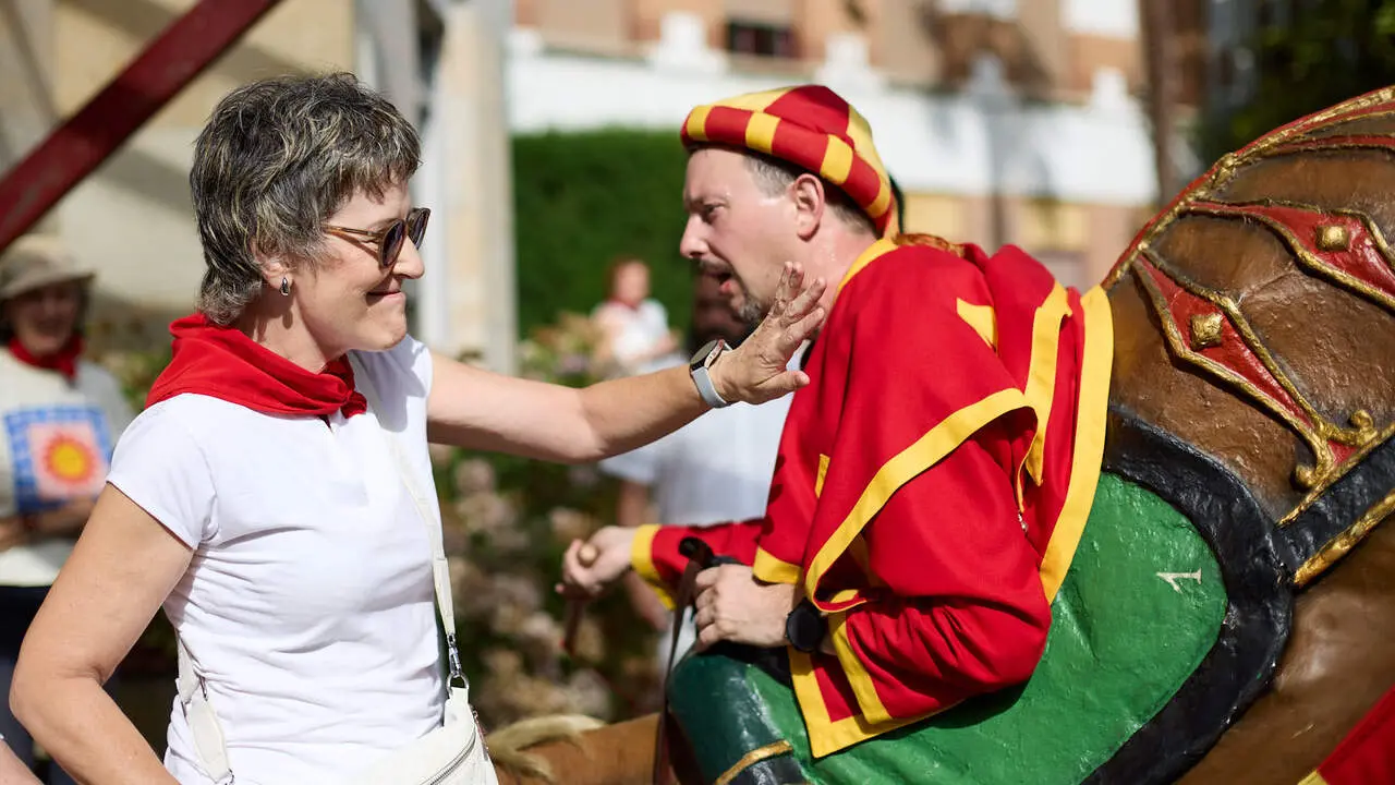 La Comparsa de Gigantes y Cabezudos visitan a los y las residentes de la Casa de la Misericordia de Pamplona durante las fiestas de San Ferm&iacute;n 2026. I&Ntilde;IGO ALZUGARAY