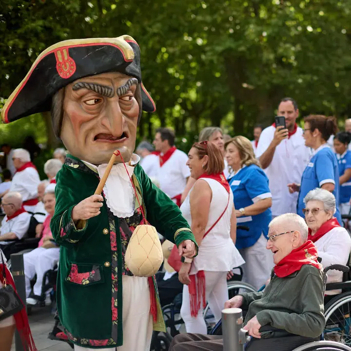 La Comparsa de Gigantes y Cabezudos visitan a los y las residentes de la Casa de la Misericordia de Pamplona durante las fiestas de San Ferm&iacute;n 2026. I&Ntilde;IGO ALZUGARAY