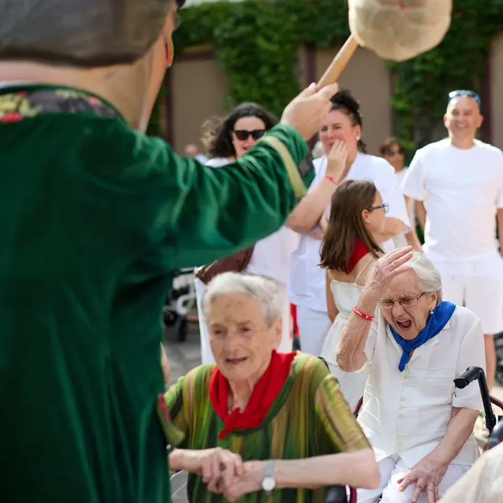 La Comparsa de Gigantes y Cabezudos visitan a los y las residentes de la Casa de la Misericordia de Pamplona durante las fiestas de San Ferm&iacute;n 2026. I&Ntilde;IGO ALZUGARAY
