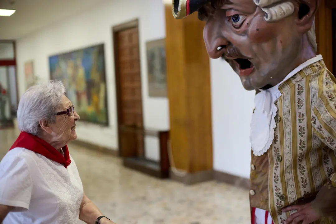 La Comparsa de Gigantes y Cabezudos visitan a los y las residentes de la Casa de la Misericordia de Pamplona durante las fiestas de San Ferm&iacute;n 2026. I&Ntilde;IGO ALZUGARAY