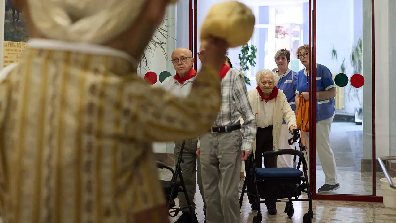 La Comparsa de Gigantes y Cabezudos visitan a los y las residentes de la Casa de la Misericordia de Pamplona durante las fiestas de San Ferm&iacute;n 2026. I&Ntilde;IGO ALZUGARAY