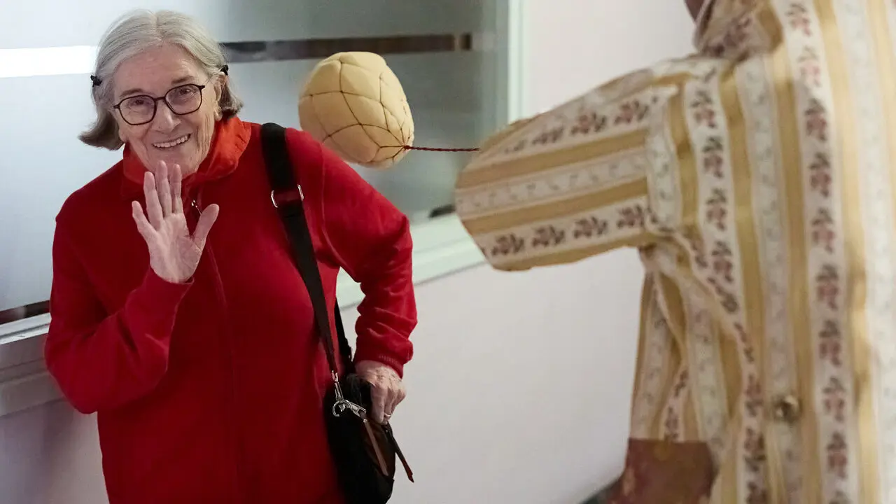 La Comparsa de Gigantes y Cabezudos visitan a los y las residentes de la Casa de la Misericordia de Pamplona durante las fiestas de San Ferm&iacute;n 2026. I&Ntilde;IGO ALZUGARAY
