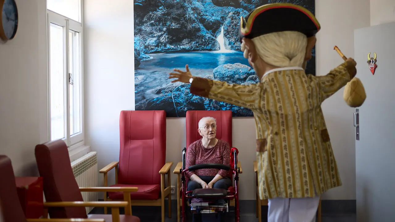 La Comparsa de Gigantes y Cabezudos visitan a los y las residentes de la Casa de la Misericordia de Pamplona durante las fiestas de San Ferm&iacute;n 2026. I&Ntilde;IGO ALZUGARAY