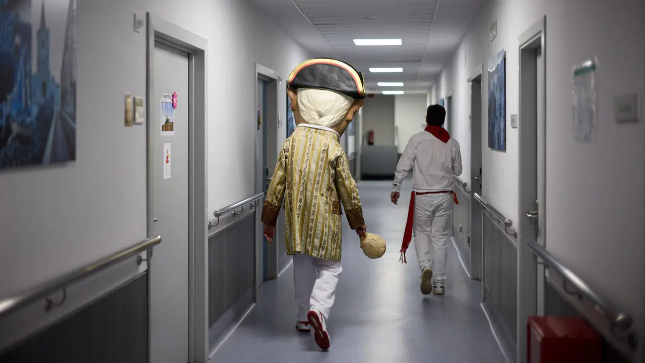 La Comparsa de Gigantes y Cabezudos visitan a los y las residentes de la Casa de la Misericordia de Pamplona durante las fiestas de San Ferm&iacute;n 2026. I&Ntilde;IGO ALZUGARAY