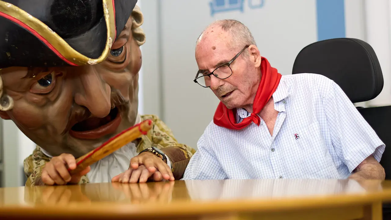 La Comparsa de Gigantes y Cabezudos visitan a los y las residentes de la Casa de la Misericordia de Pamplona durante las fiestas de San Ferm&iacute;n 2026. I&Ntilde;IGO ALZUGARAY