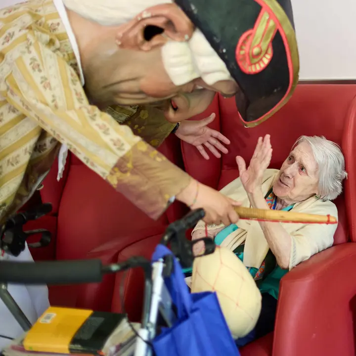 La Comparsa de Gigantes y Cabezudos visitan a los y las residentes de la Casa de la Misericordia de Pamplona durante las fiestas de San Ferm&iacute;n 2026. I&Ntilde;IGO ALZUGARAY