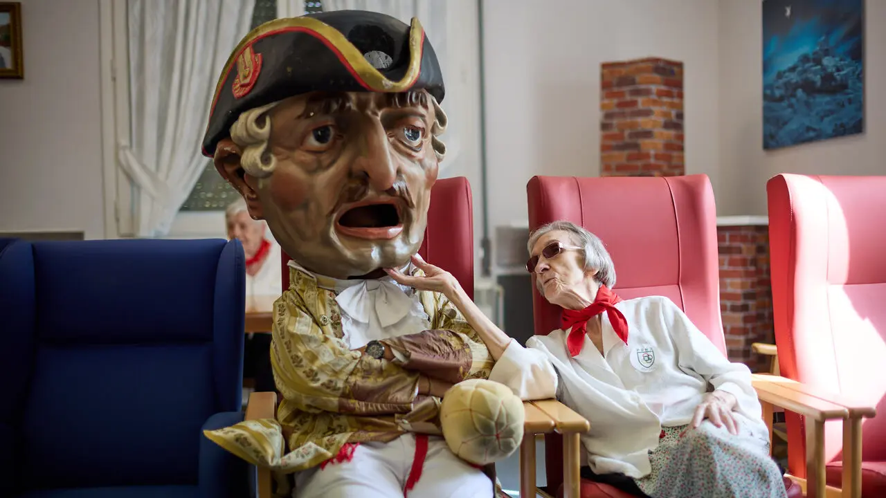 La Comparsa de Gigantes y Cabezudos visitan a los y las residentes de la Casa de la Misericordia de Pamplona durante las fiestas de San Ferm&iacute;n 2026. I&Ntilde;IGO ALZUGARAY