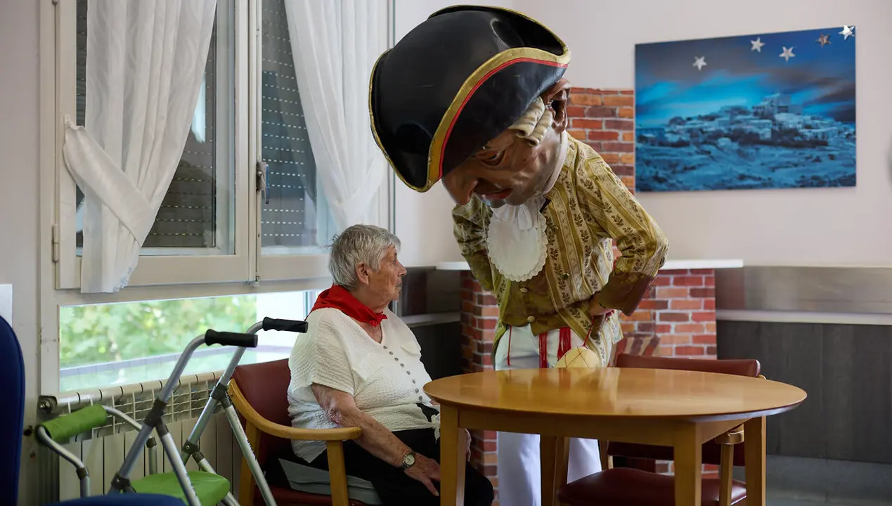 La Comparsa de Gigantes y Cabezudos visitan a los y las residentes de la Casa de la Misericordia de Pamplona durante las fiestas de San Ferm&iacute;n 2026. I&Ntilde;IGO ALZUGARAY