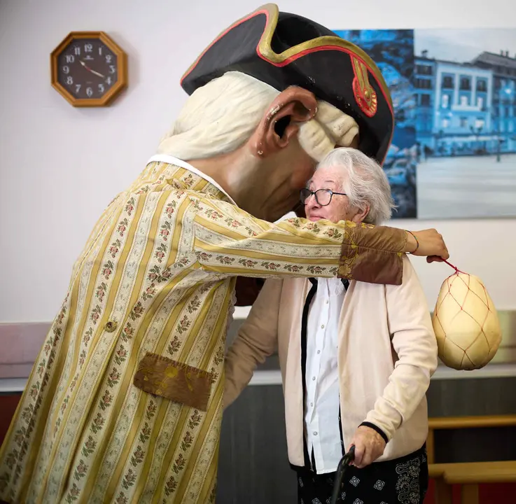 La Comparsa de Gigantes y Cabezudos visitan a los y las residentes de la Casa de la Misericordia de Pamplona durante las fiestas de San Ferm&iacute;n 2026. I&Ntilde;IGO ALZUGARAY