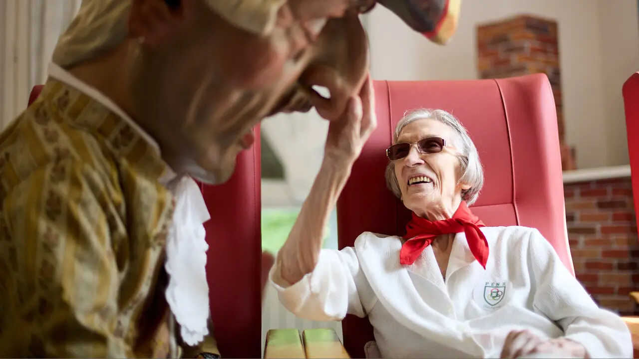 La Comparsa de Gigantes y Cabezudos visitan a los y las residentes de la Casa de la Misericordia de Pamplona durante las fiestas de San Ferm&iacute;n 2026. I&Ntilde;IGO ALZUGARAY
