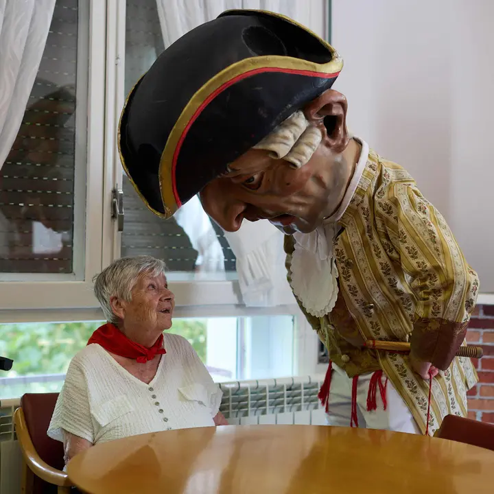 La Comparsa de Gigantes y Cabezudos visitan a los y las residentes de la Casa de la Misericordia de Pamplona durante las fiestas de San Ferm&iacute;n 2026. I&Ntilde;IGO ALZUGARAY