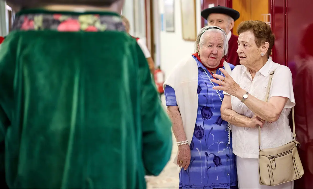 La Comparsa de Gigantes y Cabezudos visitan a los y las residentes de la Casa de la Misericordia de Pamplona durante las fiestas de San Ferm&iacute;n 2026. I&Ntilde;IGO ALZUGARAY