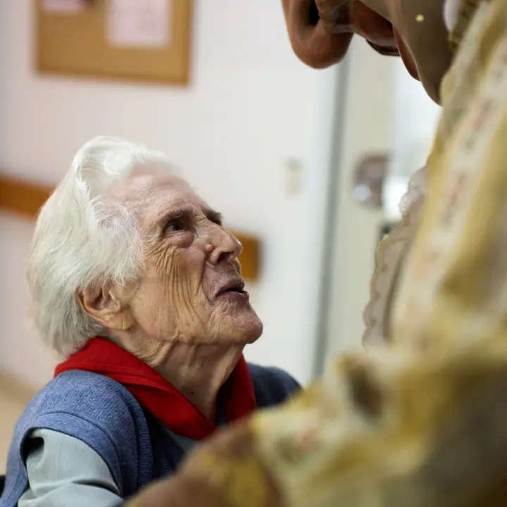 La Comparsa de Gigantes y Cabezudos visitan a los y las residentes de la Casa de la Misericordia de Pamplona durante las fiestas de San Ferm&iacute;n 2026. I&Ntilde;IGO ALZUGARAY