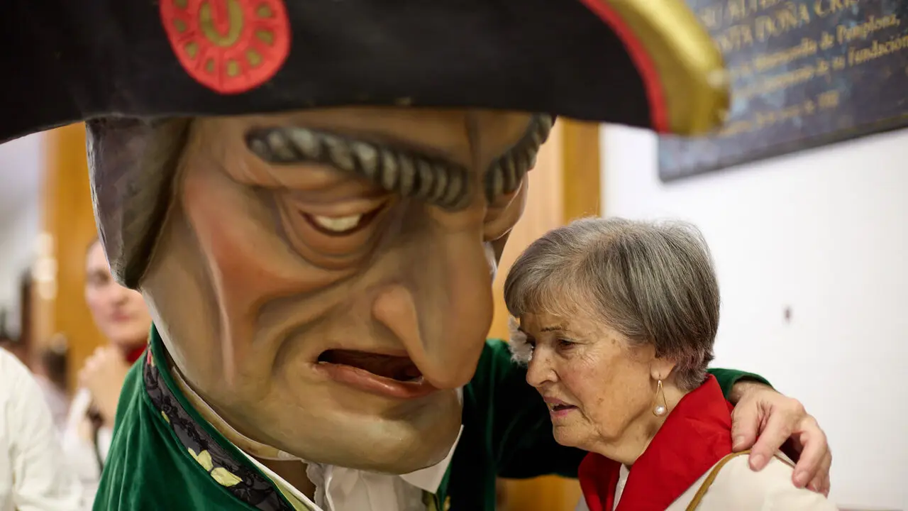 La Comparsa de Gigantes y Cabezudos visitan a los y las residentes de la Casa de la Misericordia de Pamplona durante las fiestas de San Ferm&iacute;n 2026. I&Ntilde;IGO ALZUGARAY