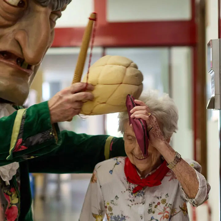 La Comparsa de Gigantes y Cabezudos visitan a los y las residentes de la Casa de la Misericordia de Pamplona durante las fiestas de San Ferm&iacute;n 2026. I&Ntilde;IGO ALZUGARAY