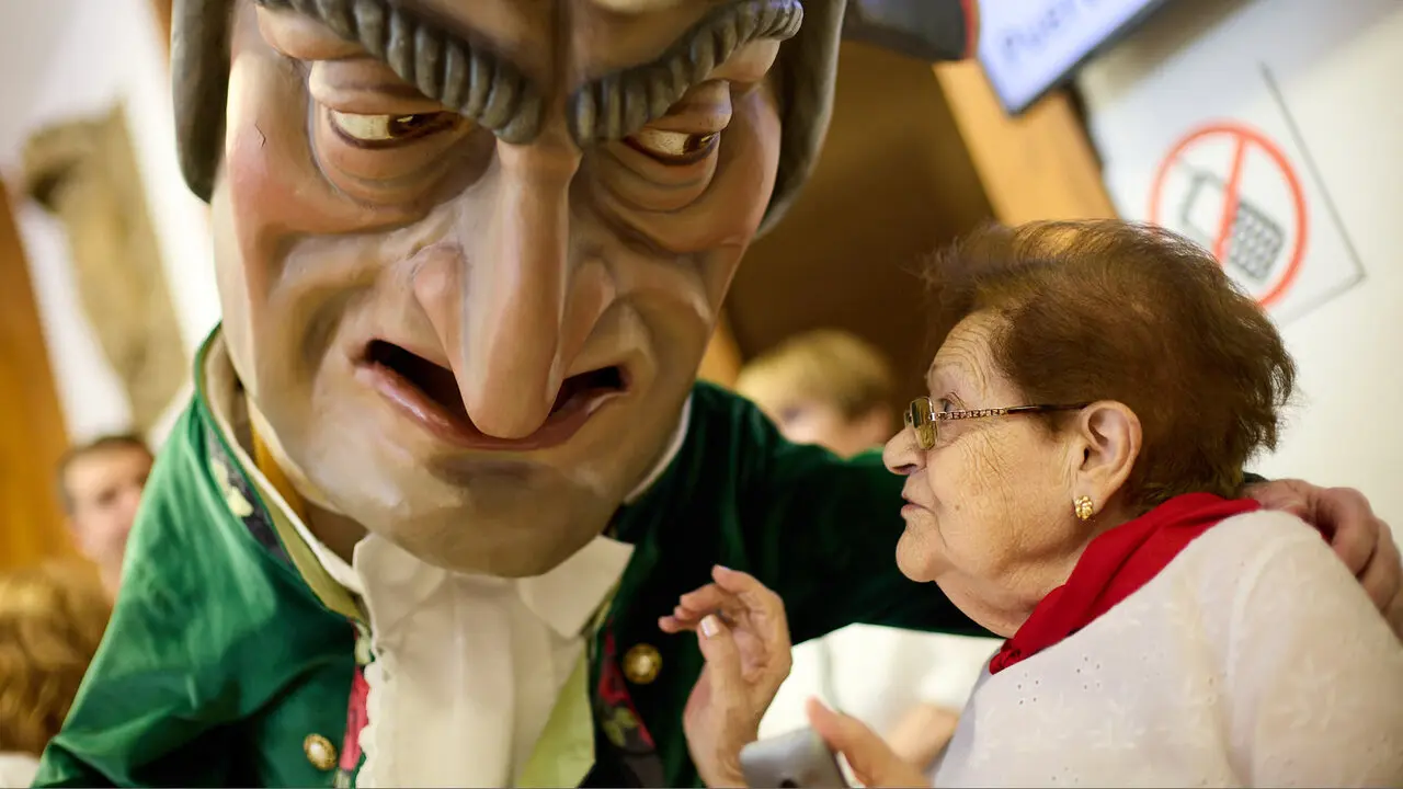 La Comparsa de Gigantes y Cabezudos visitan a los y las residentes de la Casa de la Misericordia de Pamplona durante las fiestas de San Ferm&iacute;n 2026. I&Ntilde;IGO ALZUGARAY