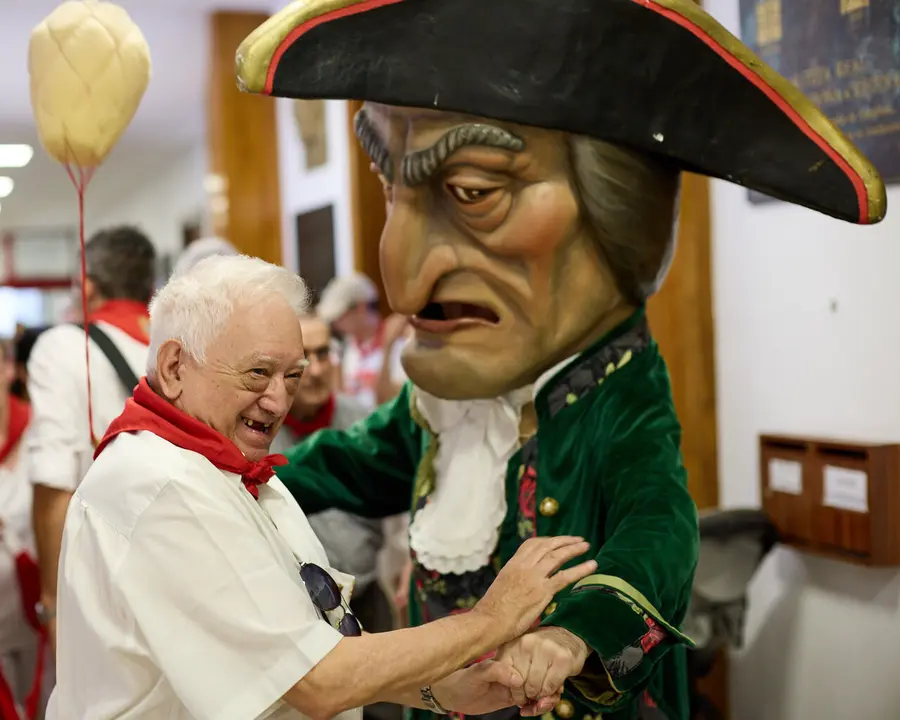 La Comparsa de Gigantes y Cabezudos visitan a los y las residentes de la Casa de la Misericordia de Pamplona durante las fiestas de San Ferm&iacute;n 2026. I&Ntilde;IGO ALZUGARAY
